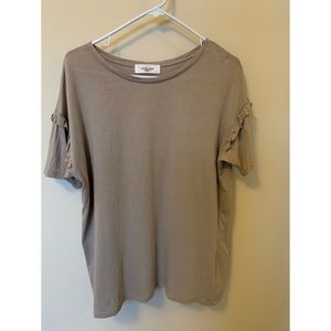 Basic cotton tee with shoulder ruffle